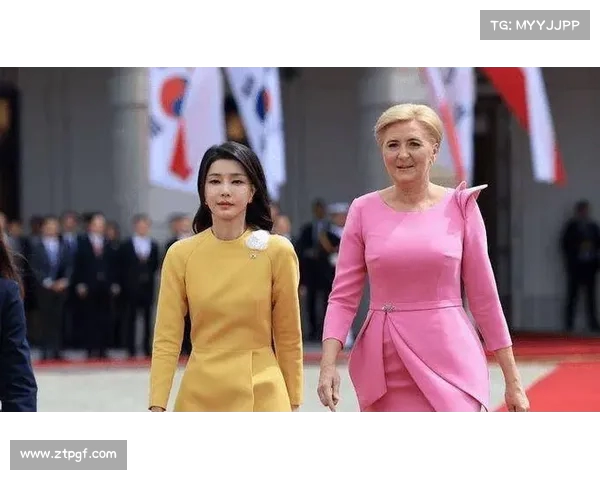 波兰夫人初登北京,粉色长裙尽显优雅,身旁女保镖展现东方魅力 波兰夫人初登北京,粉色长裙尽显优雅,身旁女保镖展现东方魅力