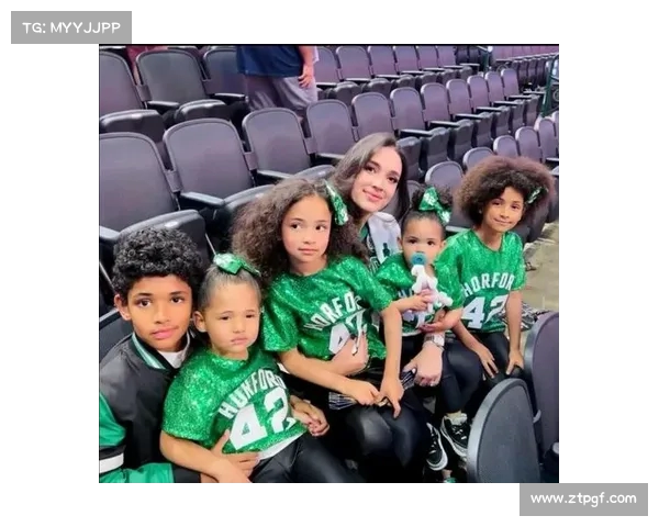 纽约之旅:湖人主帅强力候选与妻子享受音乐盛宴,心情愉悦满分! 纽约之旅:湖人主帅强力候选与妻子享受音乐盛宴,心情愉悦满分!